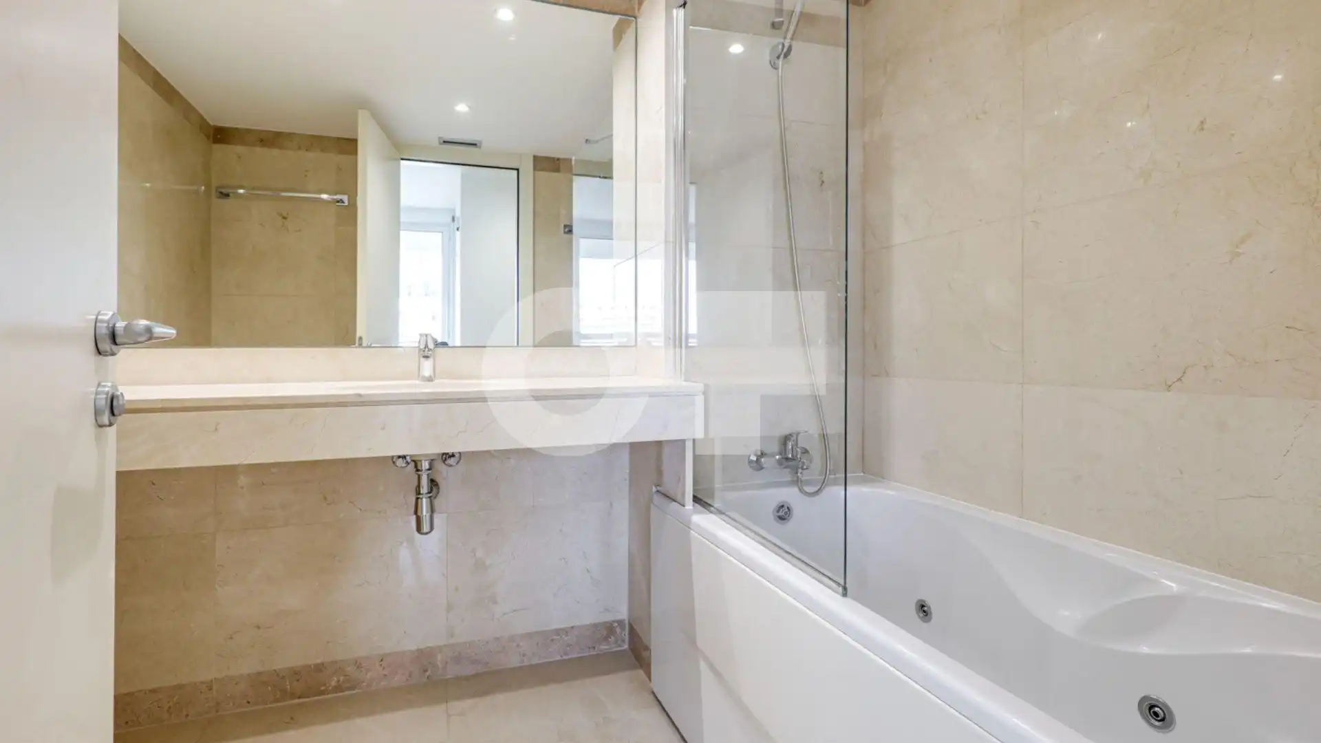 Badezimmer von Wohnungen zum Verkauf in Barcelona mit Heizung, Terrasse und Abstellraum