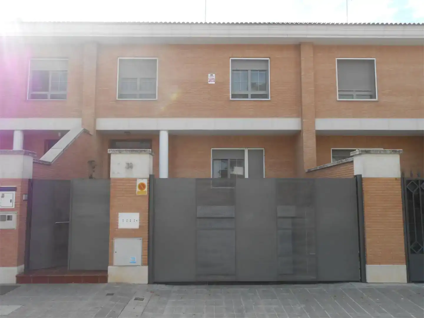 Vista exterior de Casa adosada en venda en Ciudad Real Capital amb Aire condicionat i Piscina