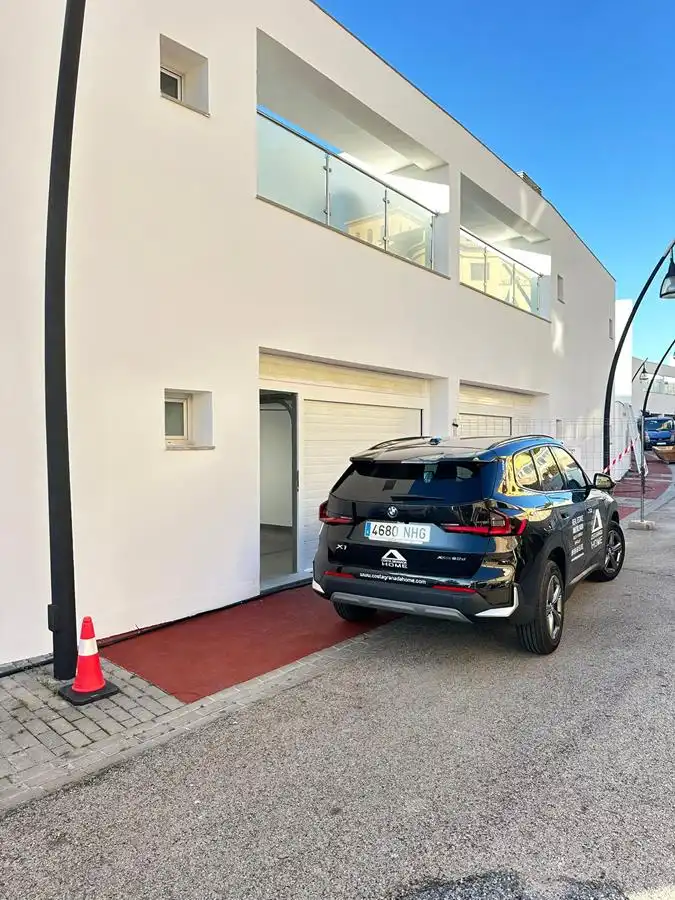 Parkplatz von Einfamilien-Reihenhaus zum Verkauf in Almuñécar mit Klimaanlage, Heizung und Parkett