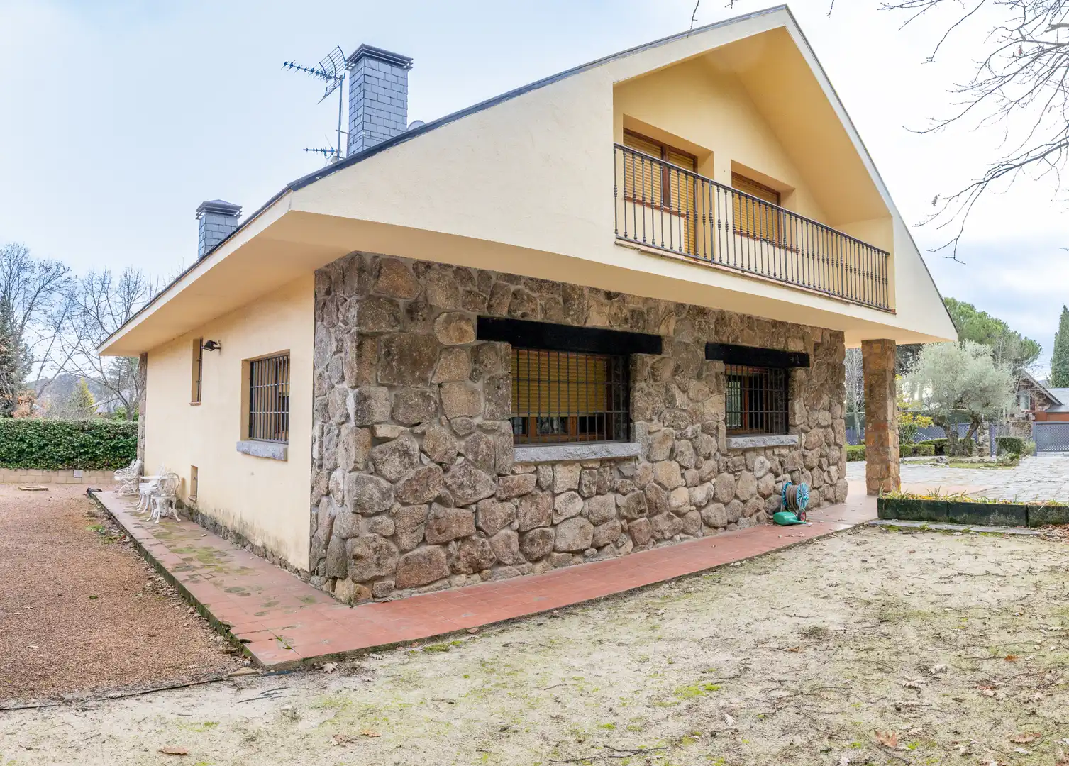 Vista exterior de Casa o xalet en venda en Navacerrada amb Calefacció, Jardí privat i Terrassa