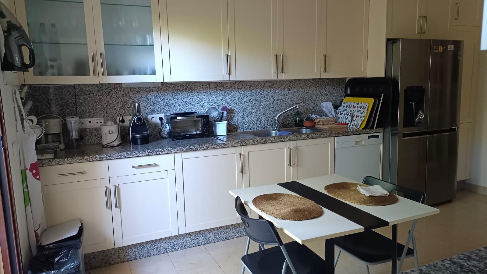 Cuina de Pis en venda en Sotogrande amb Jardí privat, Terrassa i Balcó