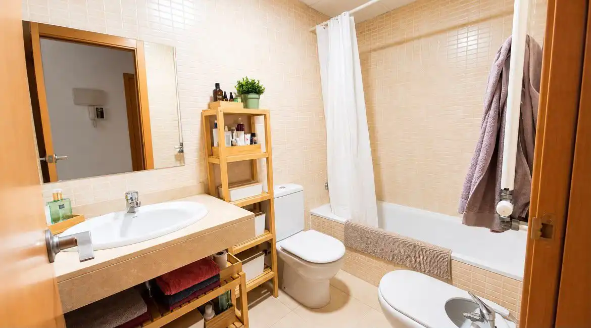 Bathroom of Ground floor for sale in Abrera  with Air Conditioner, Heating and Parquet flooring