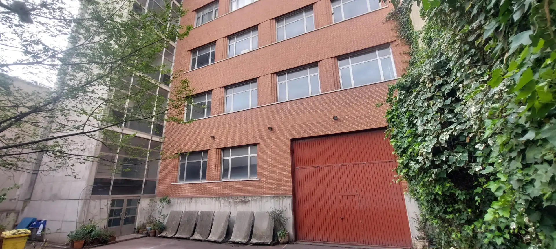 Außenansicht von Gebäude zur Miete in Madrid mit Alarm