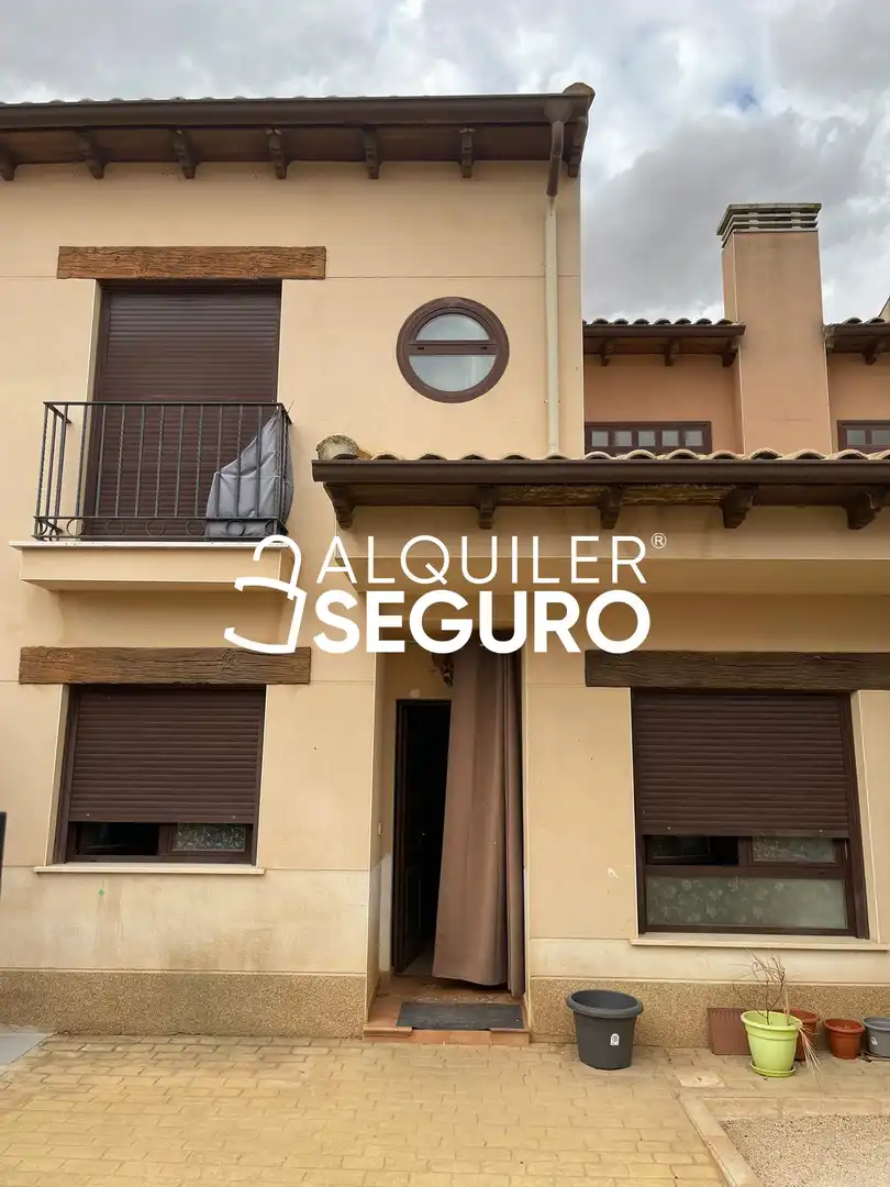 Vista exterior de Casa o xalet de lloguer en Belmonte de Tajo amb Calefacció