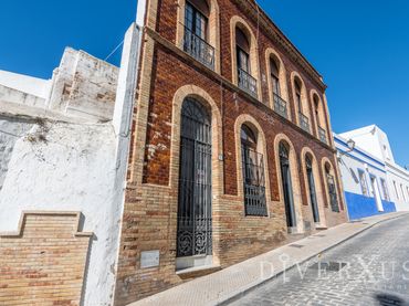 House with balcony for sale in Calle Jovellanos 3