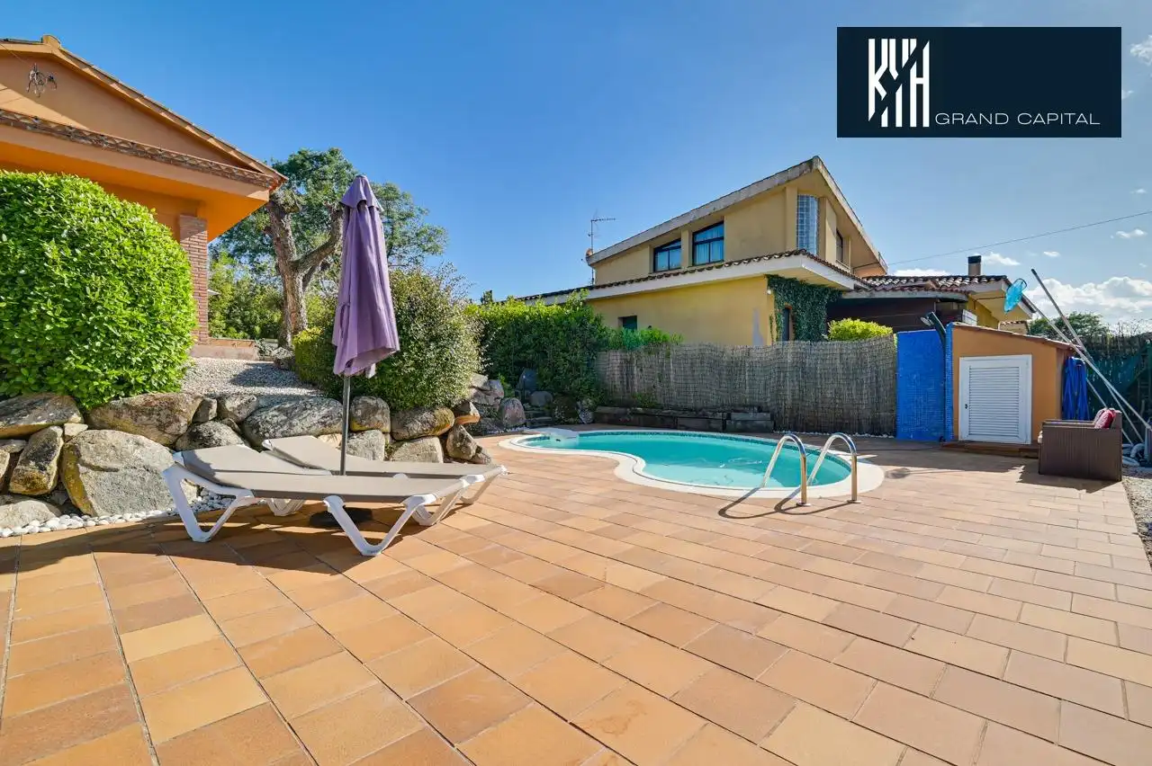 Casa con piscina in vendita a Carrer Carrer Montserrat, imagen 2