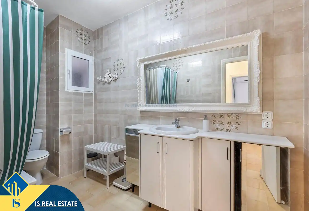 Badezimmer von Einfamilien-Reihenhaus zum Verkauf in Torrevieja mit Klimaanlage, Heizung und Privatgarten