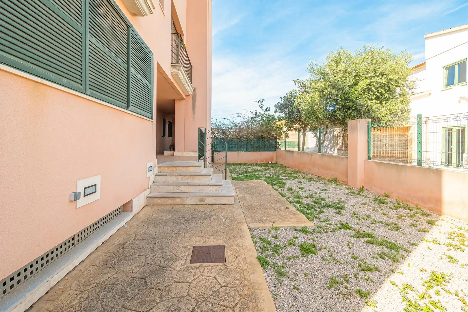 Vista exterior de Pis en venda en Calvià amb Aire condicionat, Jardí privat i Balcó