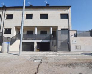 Vista exterior de Casa adosada en venda en Villares de la Reina amb Calefacció i Terrassa