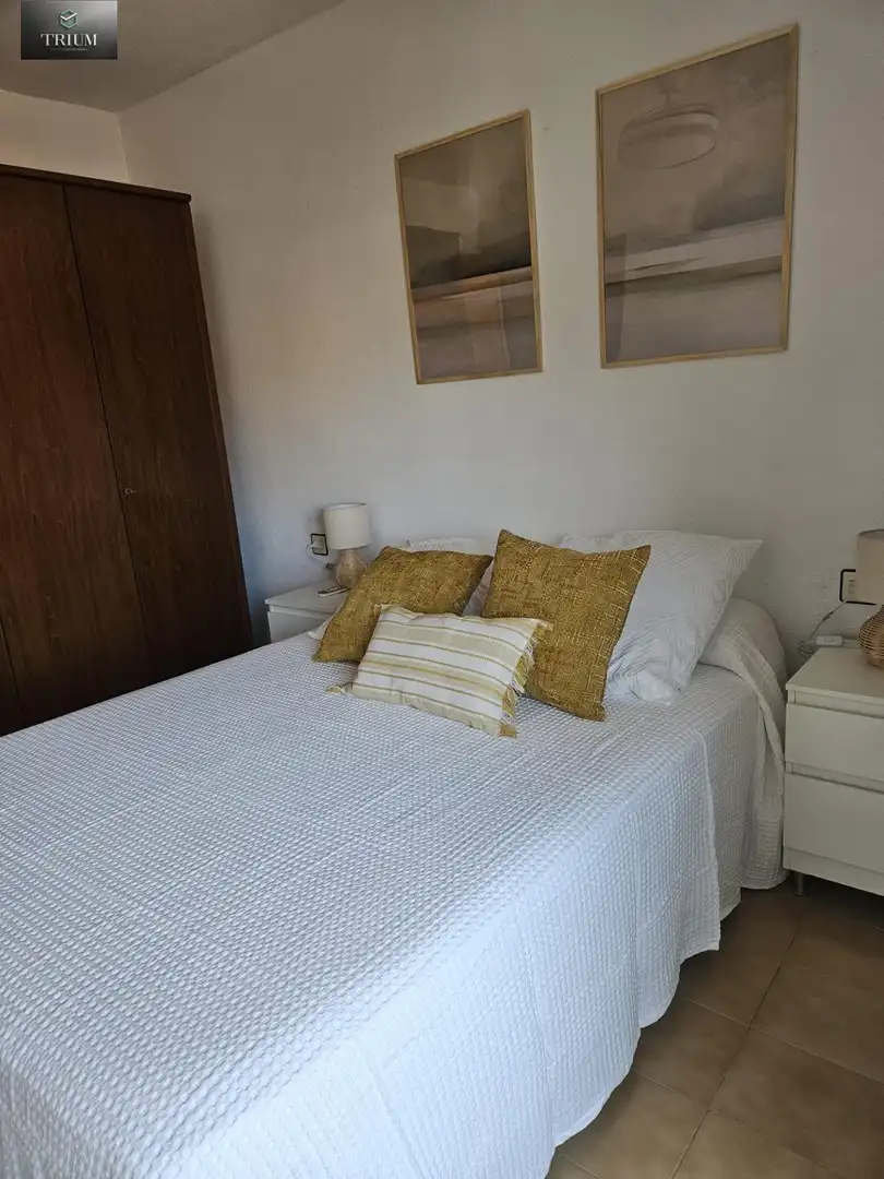 Dormitori de Apartament de lloguer en Salobreña amb Aire condicionat, Moblat i Balcó