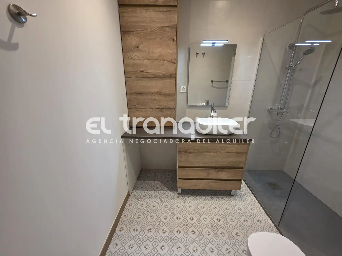 Badezimmer von Wohnung zur Miete in Madrid mit Klimaanlage