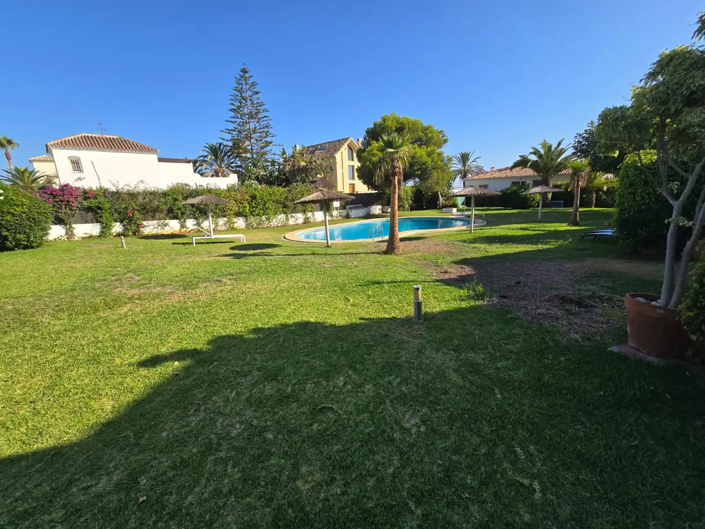 Jardí de Casa adosada en venda en Marbella amb Aire condicionat, Terrassa i Moblat