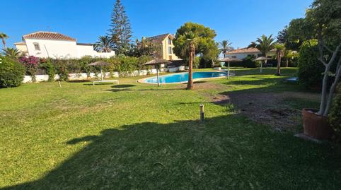 Foto 3 de Casa adosada en venda a Avenida Playas Andaluzas, Las Chapas - Alicate Playa, Málaga