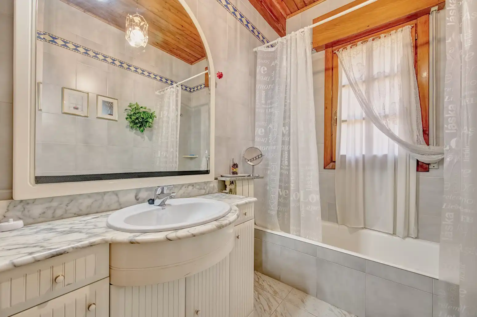 Badezimmer von Haus oder Chalet zum Verkauf in Aranguren mit Klimaanlage, Heizung und Privatgarten