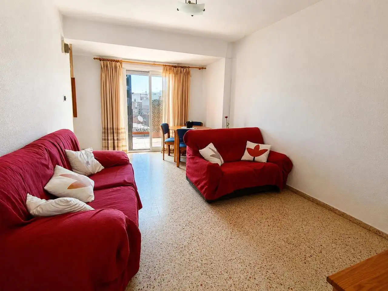Wohnzimmer von Dachboden zum Verkauf in Oliva mit Terrasse und Abstellraum