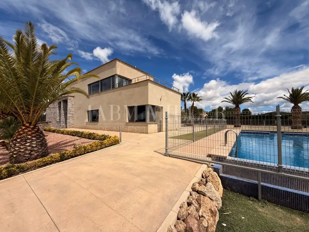 Vista exterior de Casa o xalet en venda en Yecla amb Aire condicionat, Calefacció i Jardí privat