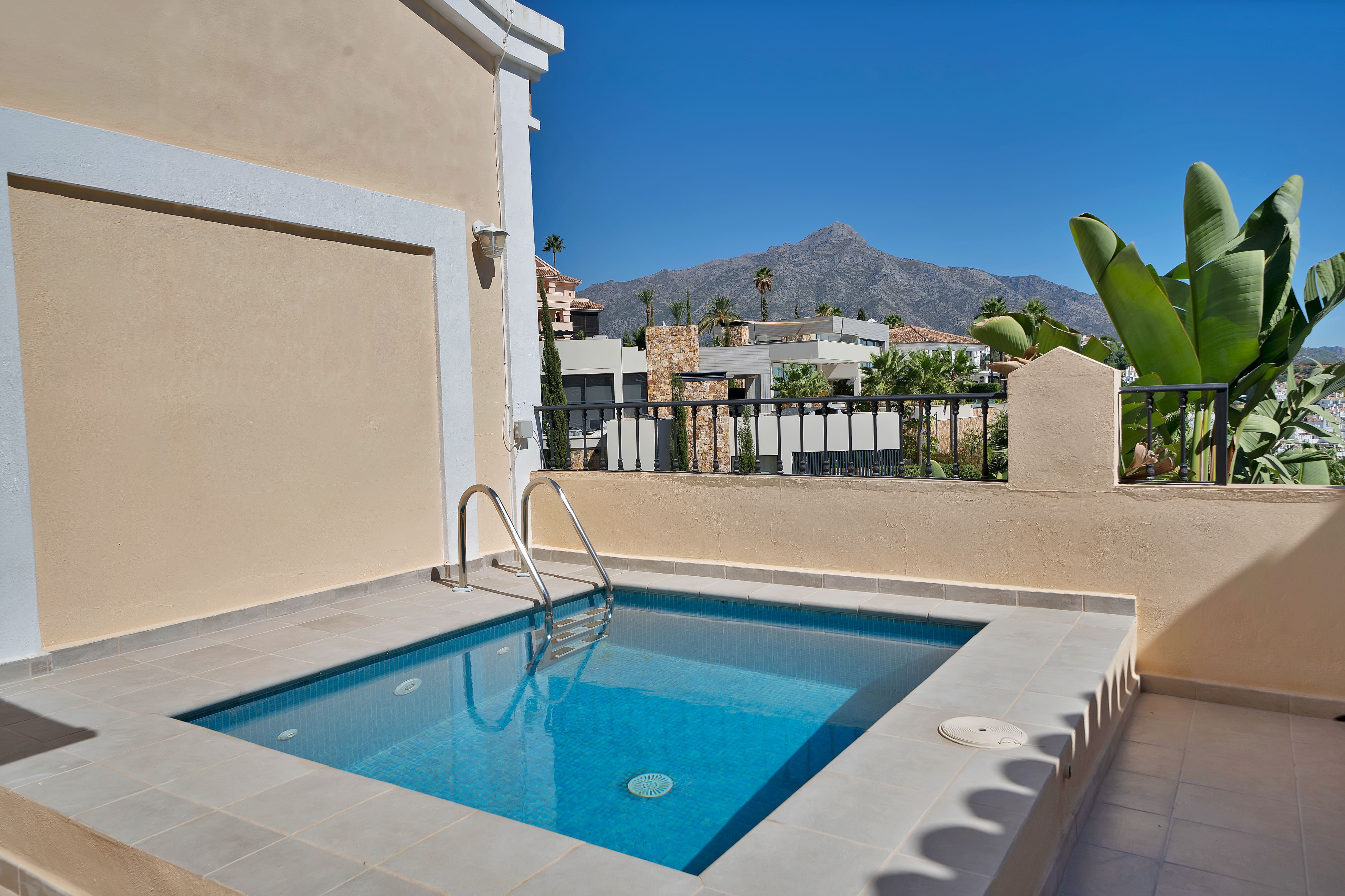 Piscina de Casa adosada en venda en Marbella amb Calefacció, Parquet i Terrassa
