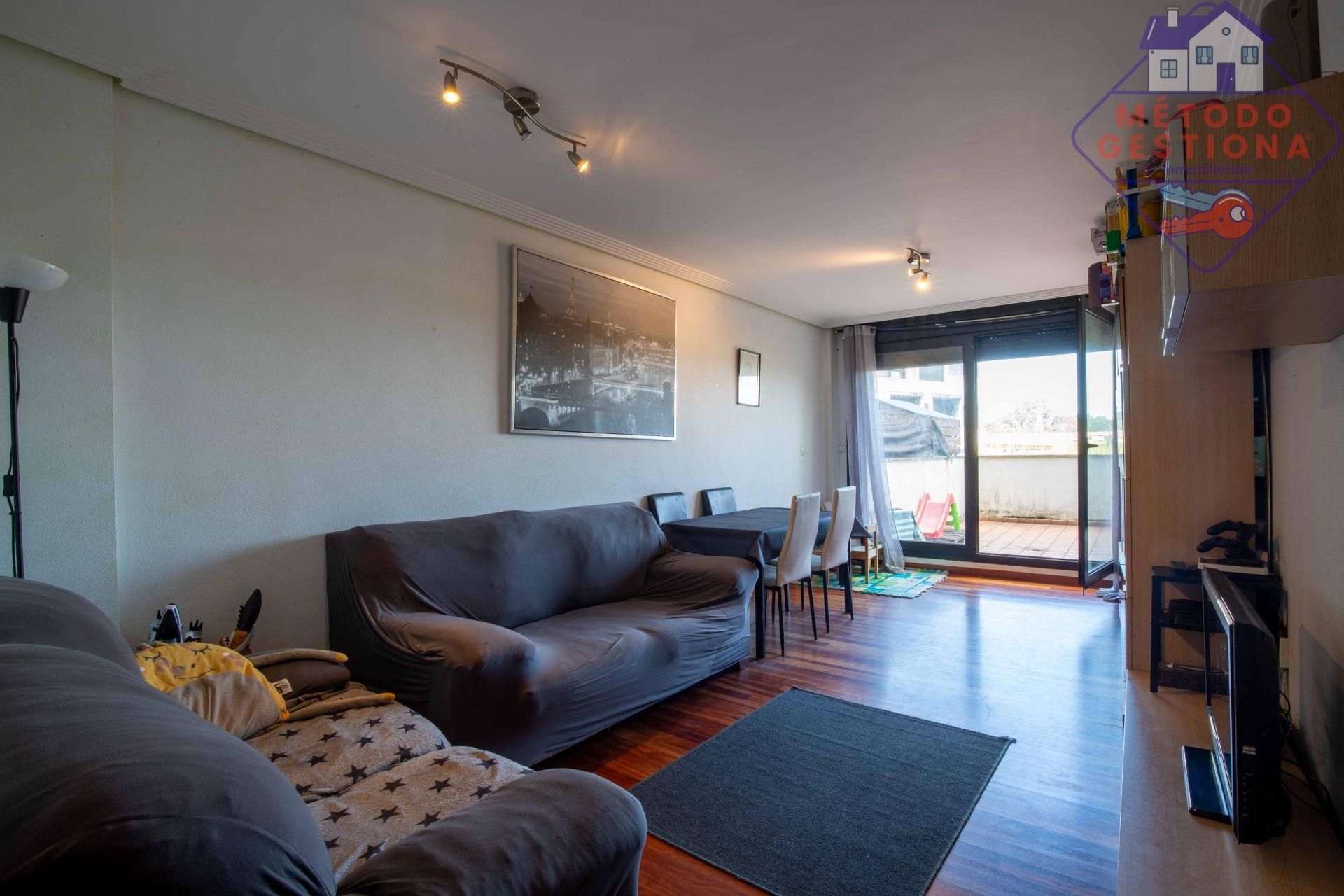 Sala d'estar de Planta baixa en venda en El Astillero   amb Calefacció, Parquet i Terrassa