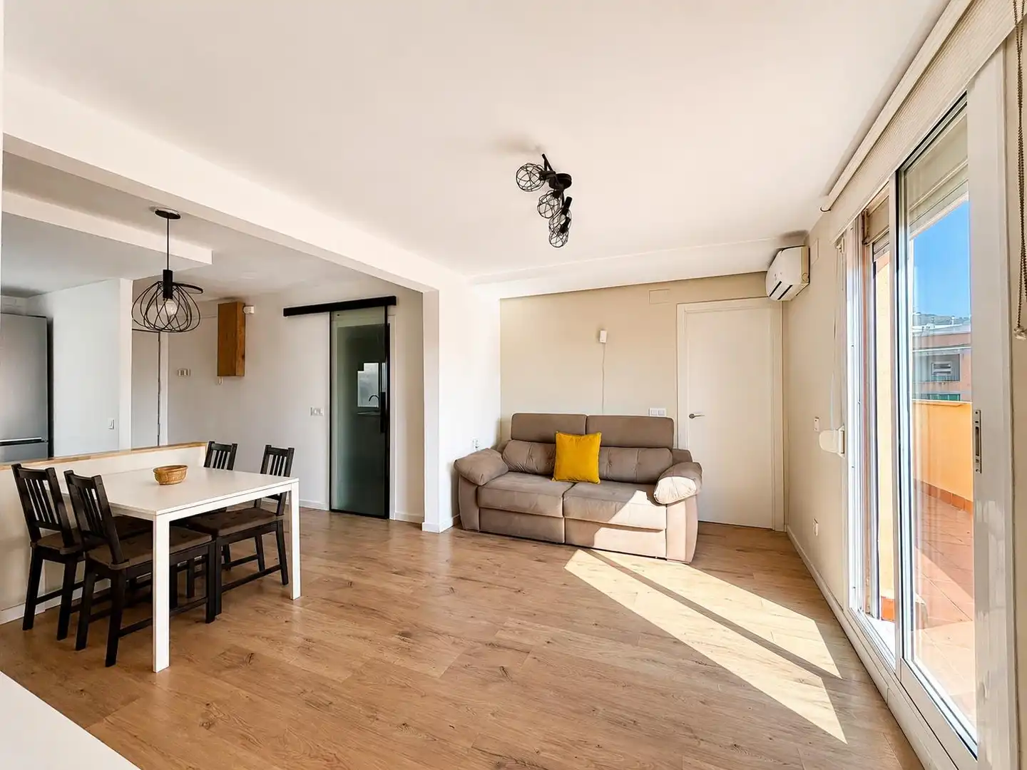 Living room of Attic for sale in L'Hospitalet de Llobregat  with Heating, Parquet flooring and Terrace