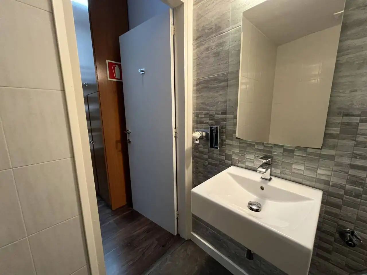 Baño de Local de alquiler en L'Hospitalet de Llobregat con Aire acondicionado y Alarma