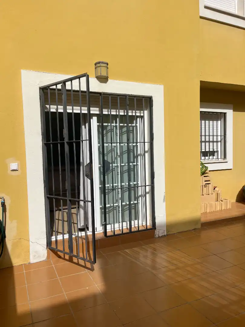 Terrassa de Casa adosada en venda en Alhaurín de la Torre amb Aire condicionat, Traster i Piscina comunitària