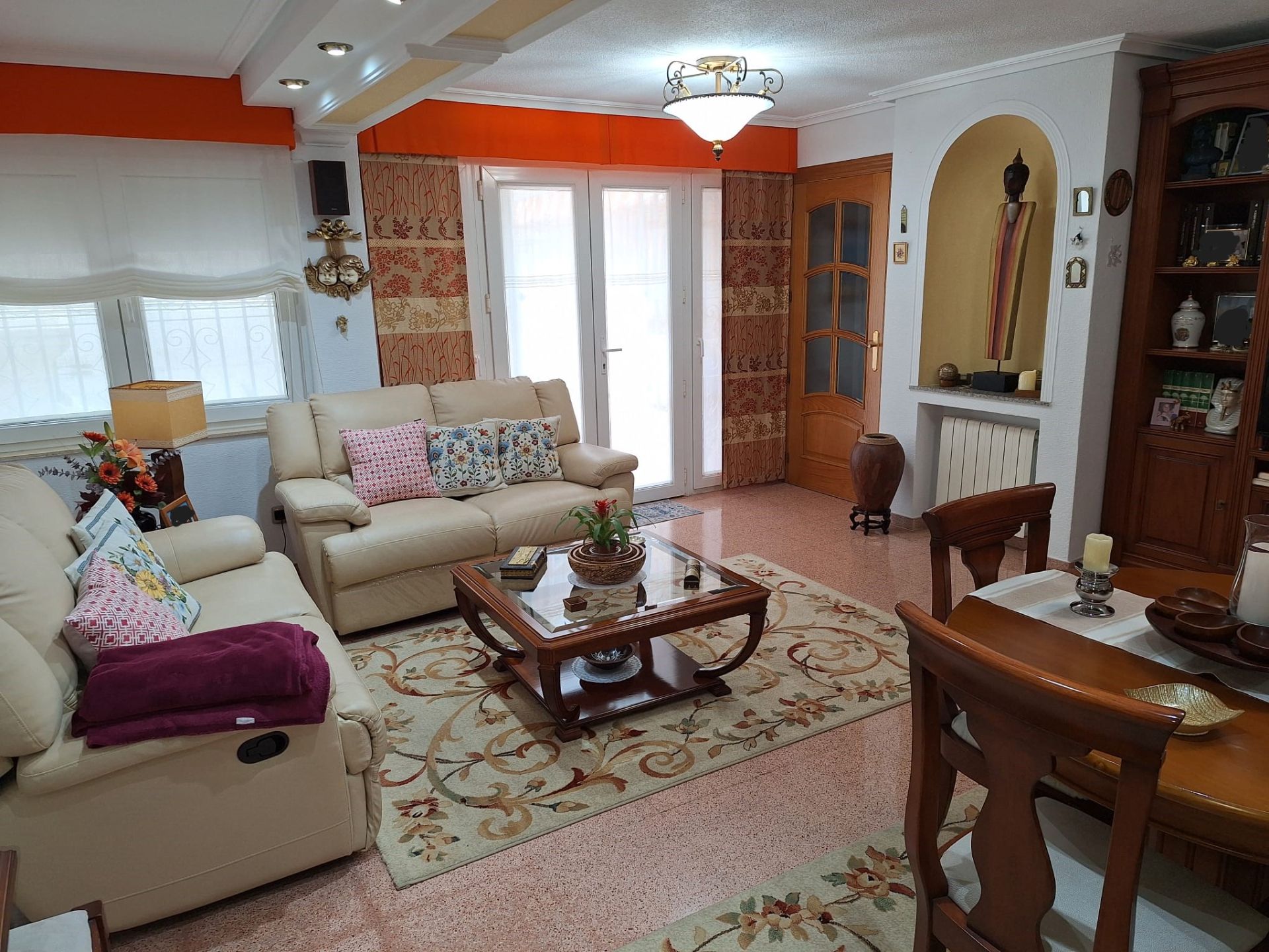 Sala d'estar de Casa adosada en venda en Alicante / Alacant amb Aire condicionat, Jardí privat i Terrassa