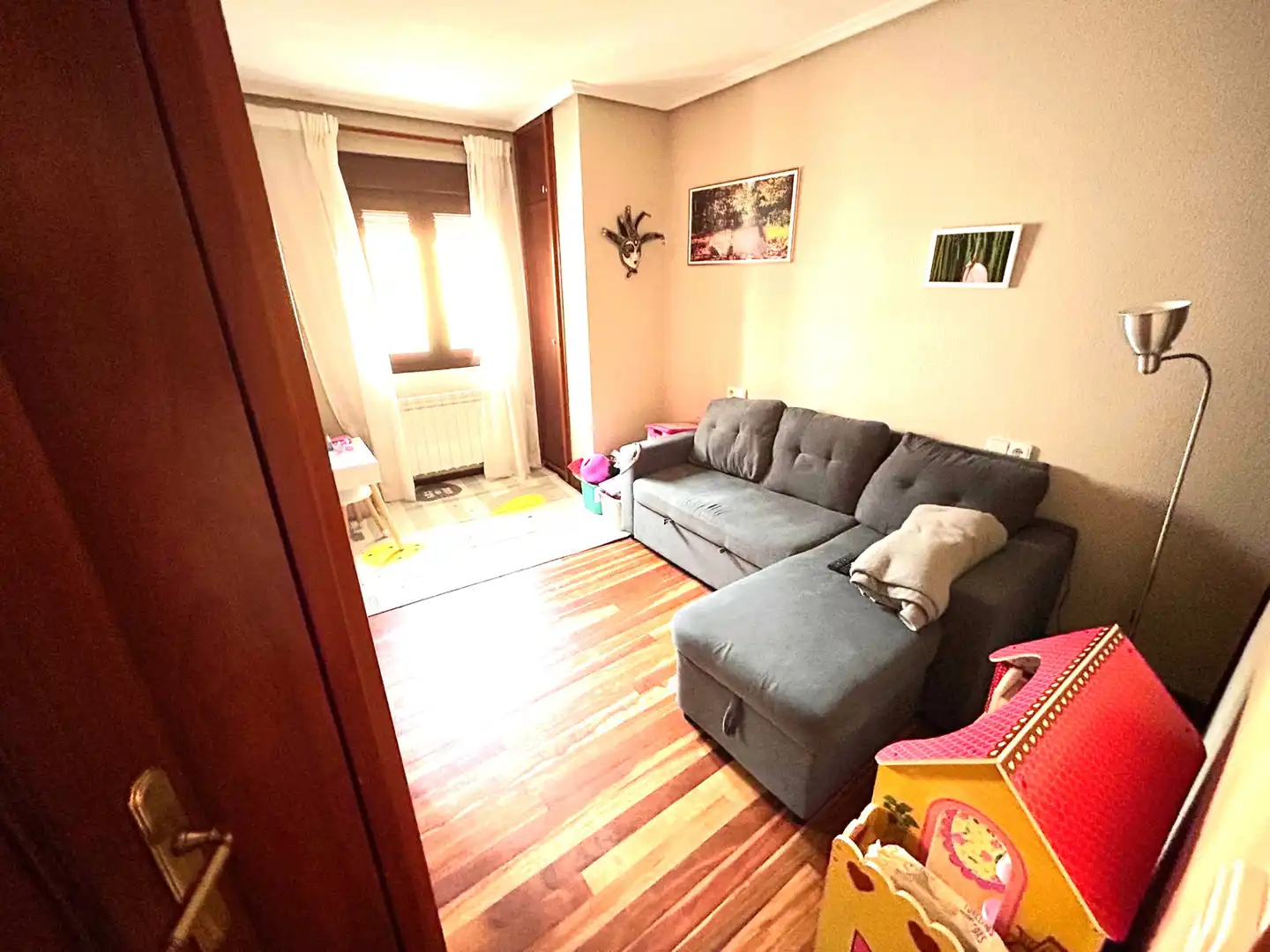 Sala d'estar de Casa adosada en venda en Castro-Urdiales amb Calefacció, Terrassa i Traster