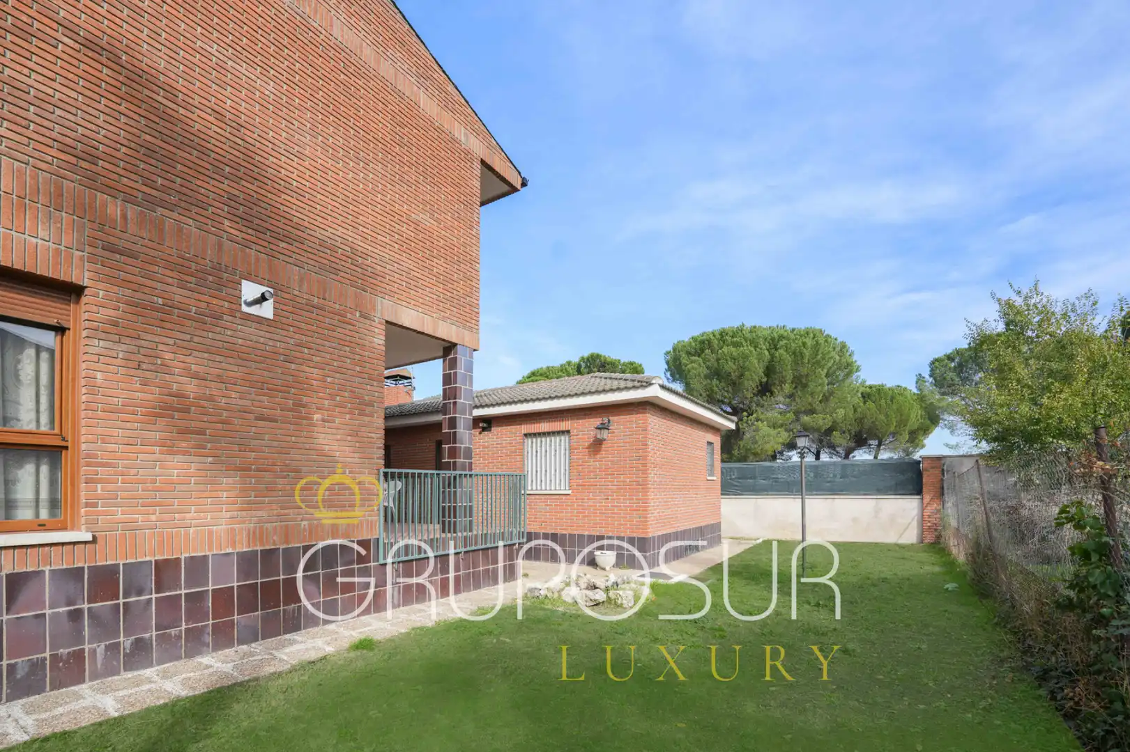 Vista exterior de Casa o xalet en venda en Valladolid amb Calefacció, Jardí privat i Terrassa