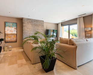 Sala d'estar de Casa adosada de lloguer en Marbella amb Aire condicionat, Terrassa i Moblat