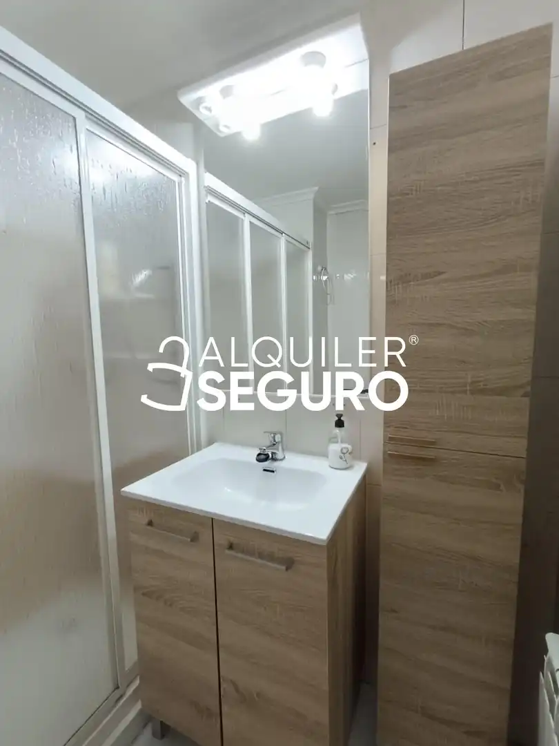 Baño de Piso de alquiler en Aranjuez con Calefacción y Terraza