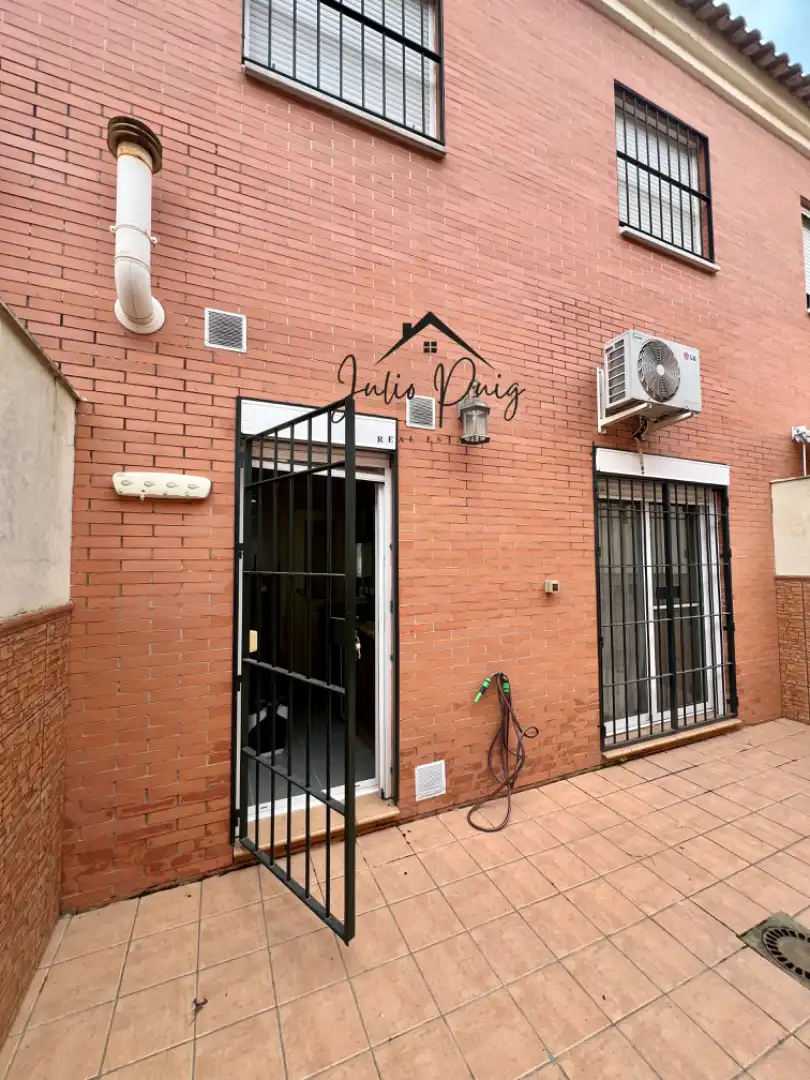Vista exterior de Casa o xalet en venda en Coria del Río amb Terrassa, Traster i Moblat