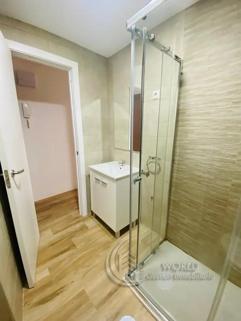 Badezimmer von Wohnung zur Miete in Madrid mit Klimaanlage, Heizung und Möbliert