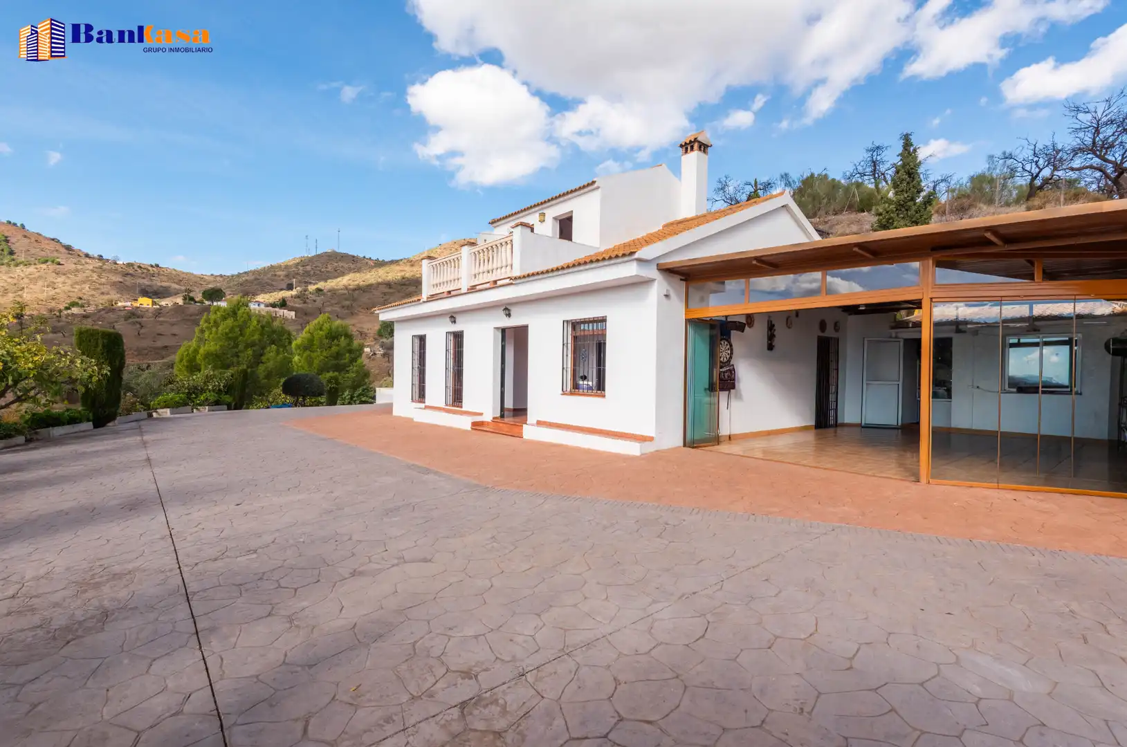 Vista exterior de Casa o chalet en venta en Casabermeja con Jardín privado, Piscina y Amueblado