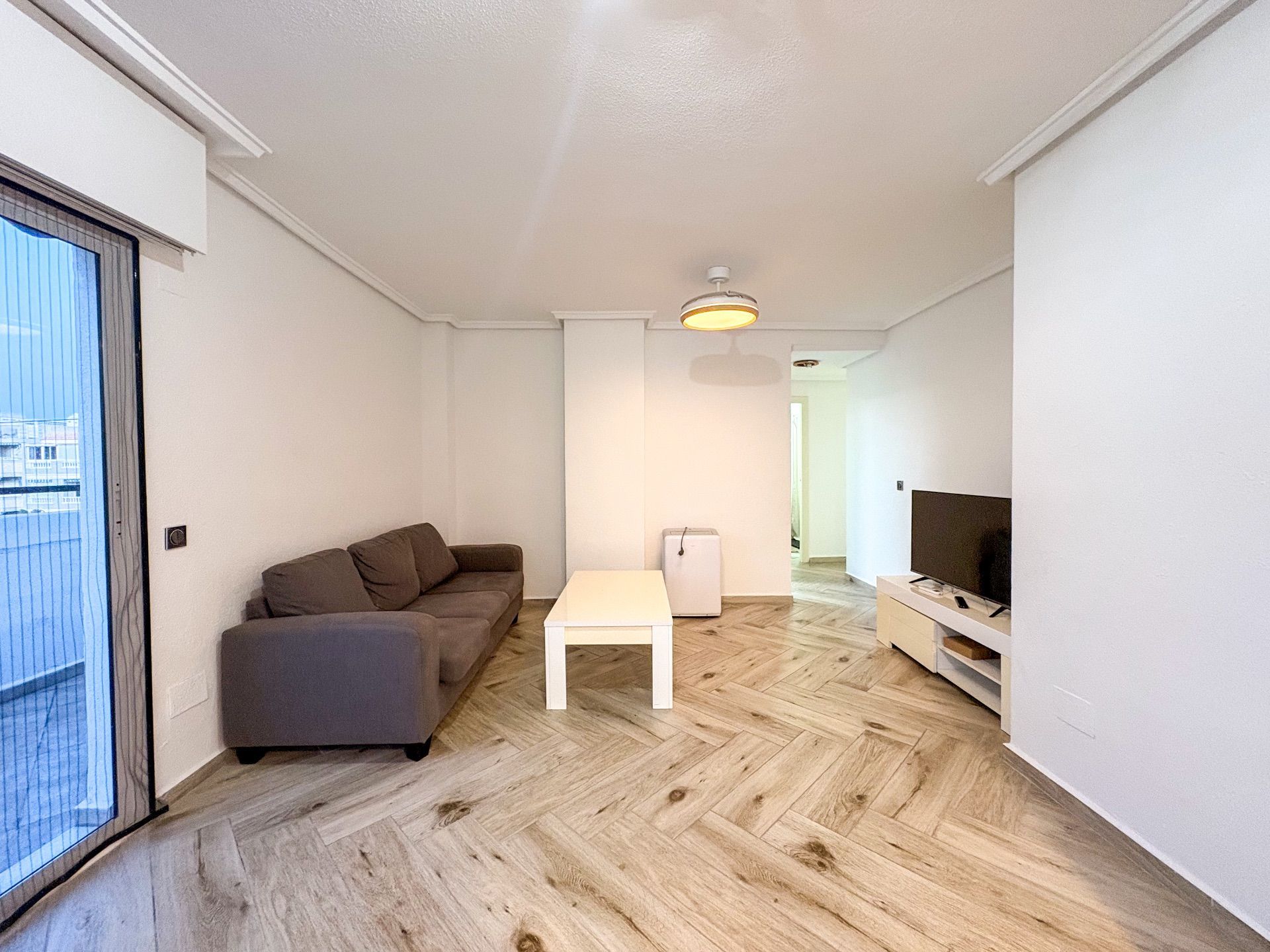 Sala d'estar de Àtic de lloguer en Torrevieja amb Aire condicionat, Calefacció i Terrassa