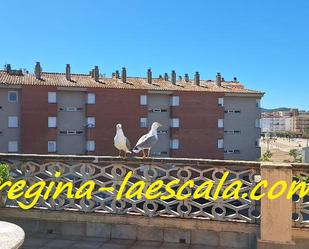 Vista exterior de Àtic en venda en L'Escala amb Terrassa i Moblat