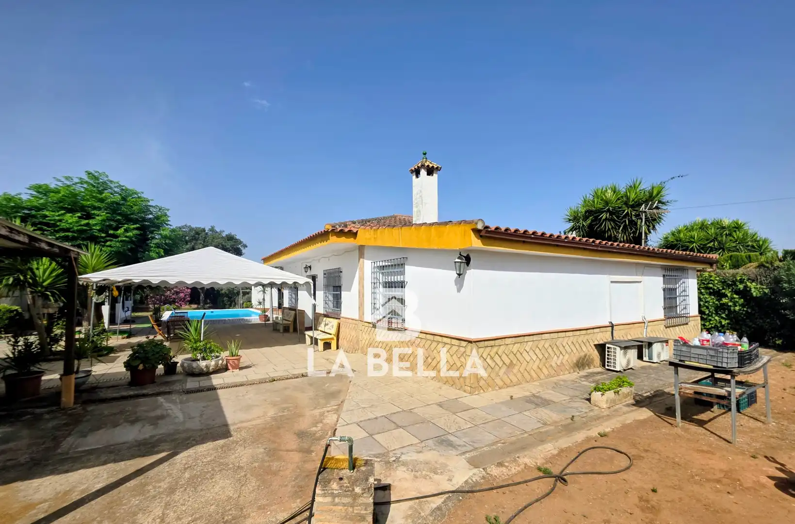 Vista exterior de Finca rústica en venda en Coria del Río amb Aire condicionat, Jardí privat i Traster