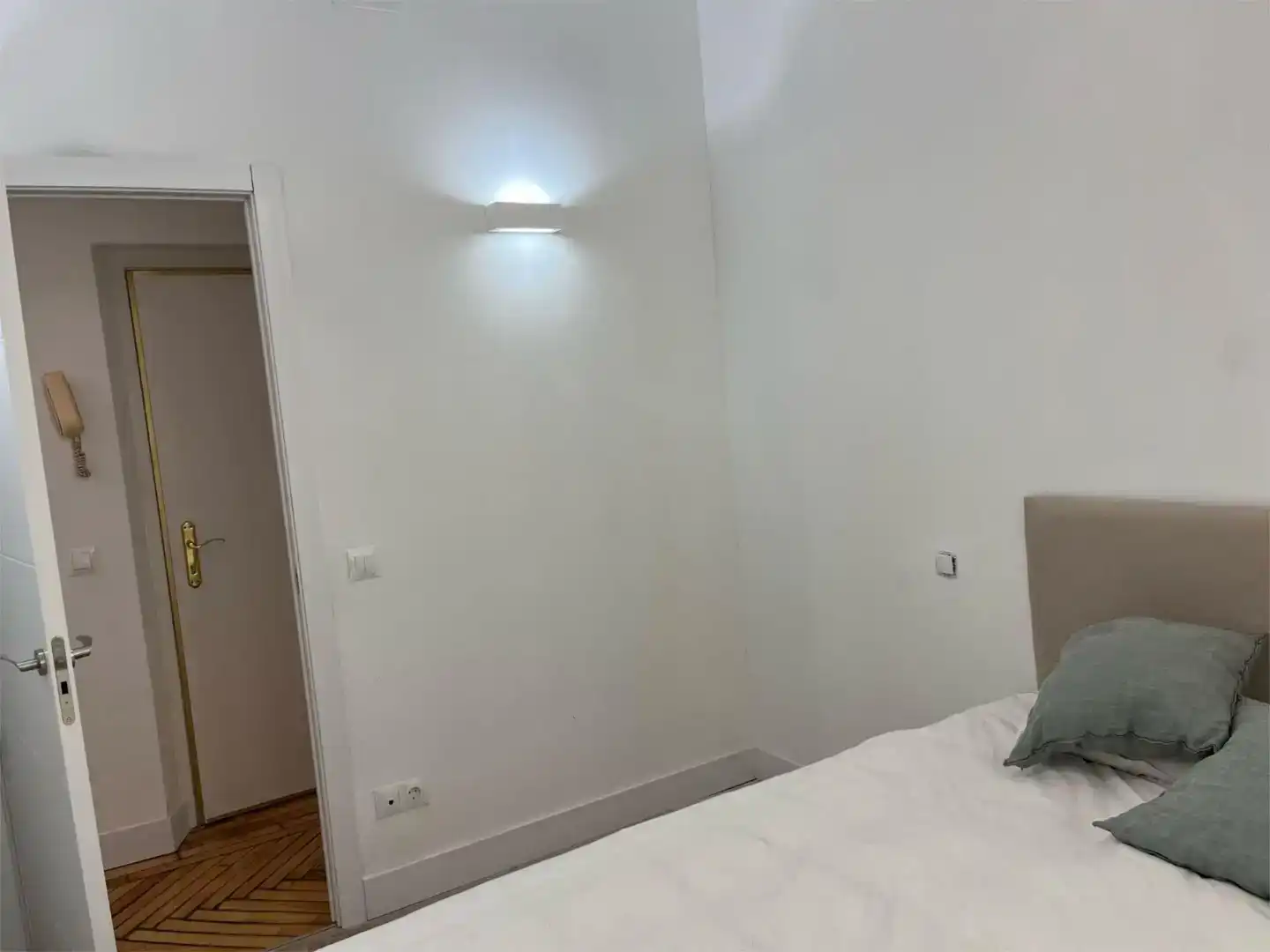 Dormitori de Pis de lloguer en Madrid amb Aire condicionat, Parquet i Moblat