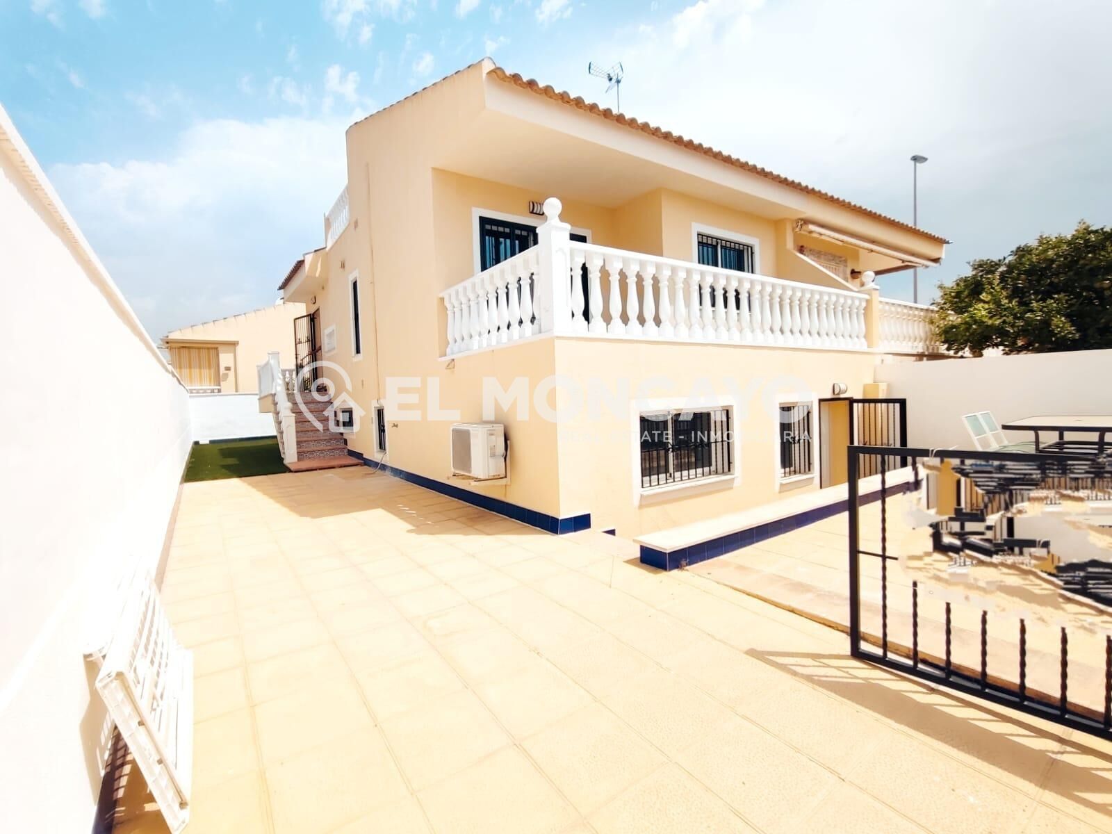 Vista exterior de Casa adosada en venda en Benijófar amb Aire condicionat, Calefacció i Jardí privat