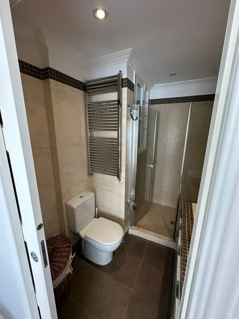 Bathroom of Flat for rent in Madrid  with Air Conditioner, Heating and Parquet flooring