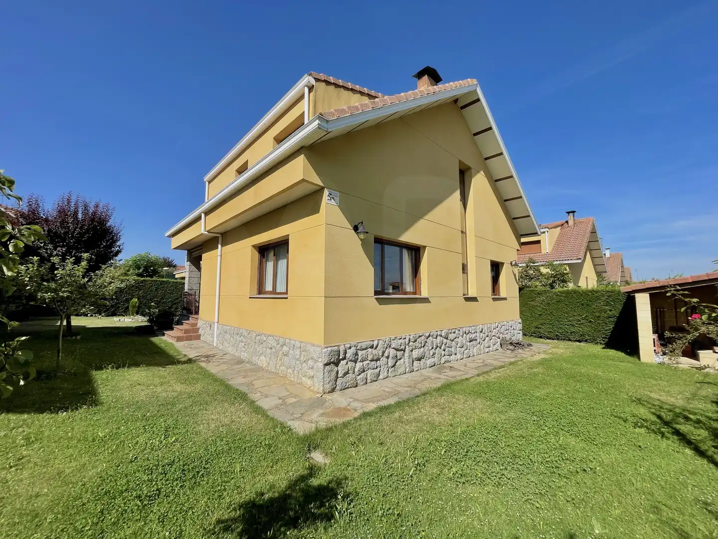 Vista exterior de Casa o xalet en venda en Santovenia de la Valdoncina amb Calefacció i Terrassa