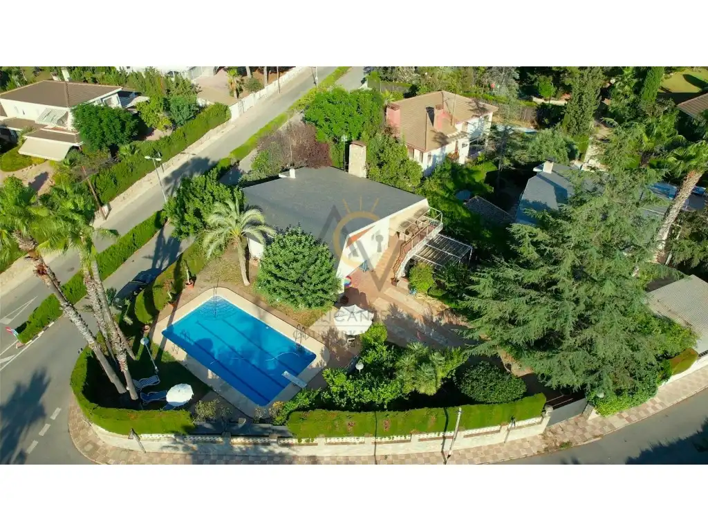 Vista exterior de Casa o xalet en venda en Petrer amb Aire condicionat, Calefacció i Jardí privat