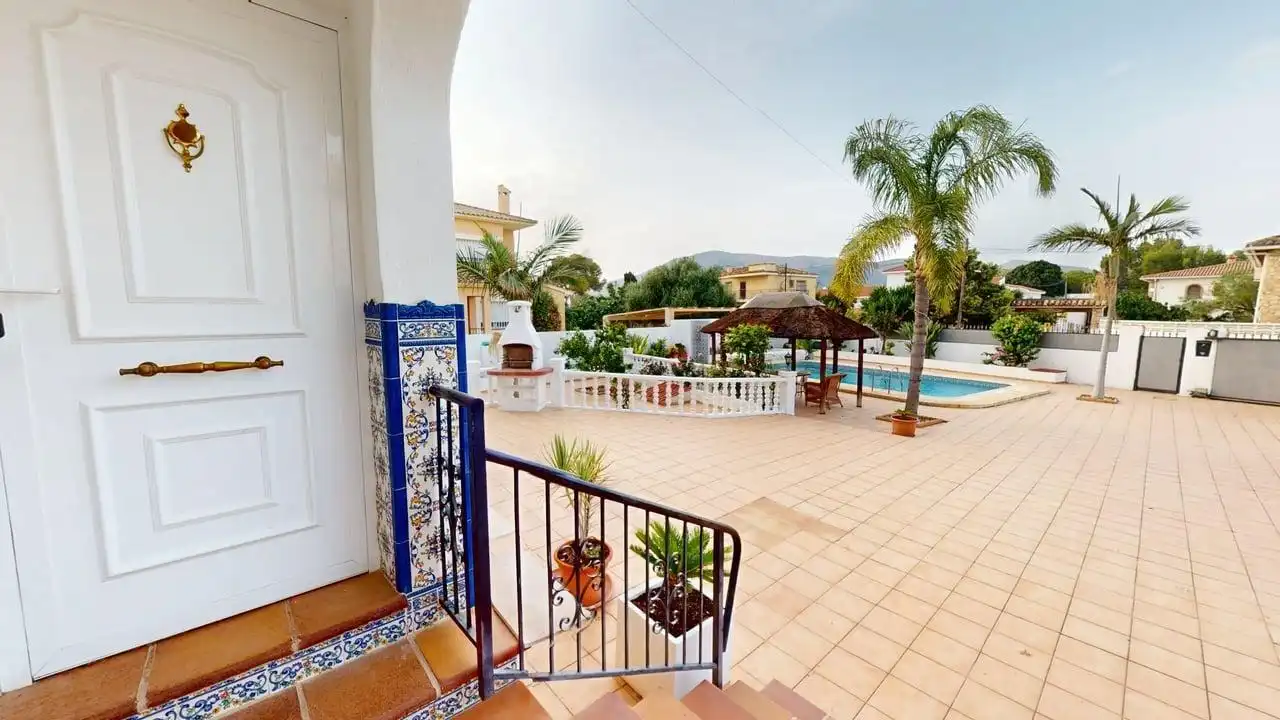 Vista exterior de Casa o xalet en venda en L'Alfàs del Pi amb Jardí privat, Terrassa i Traster