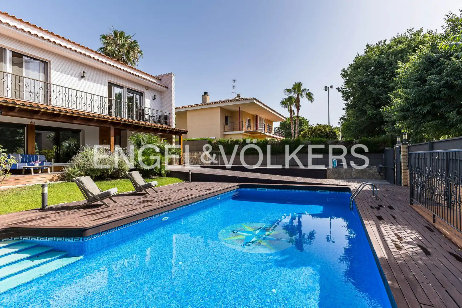 Swimming pool of Country homes for sale in Vilanova i la Geltrú  with Air Conditioner, Heating and Private garden