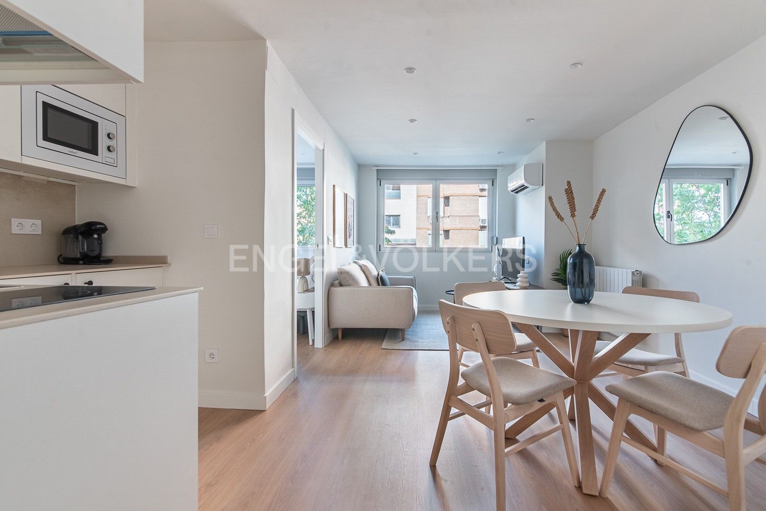 Menjador de Apartament de lloguer en  Madrid Capital amb Aire condicionat, Calefacció i Moblat