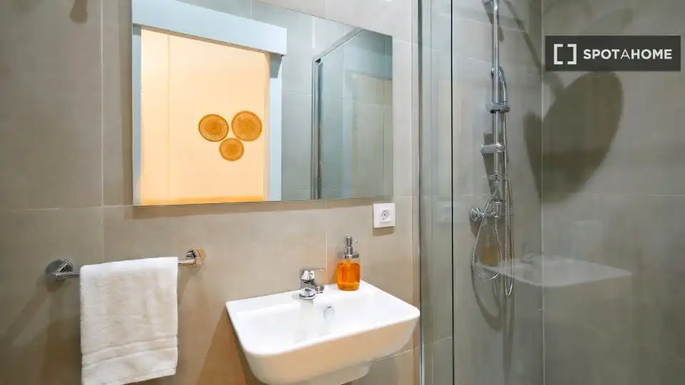 Badezimmer von Wohnung zur Miete in Barcelona mit Klimaanlage, Heizung und Möbliert