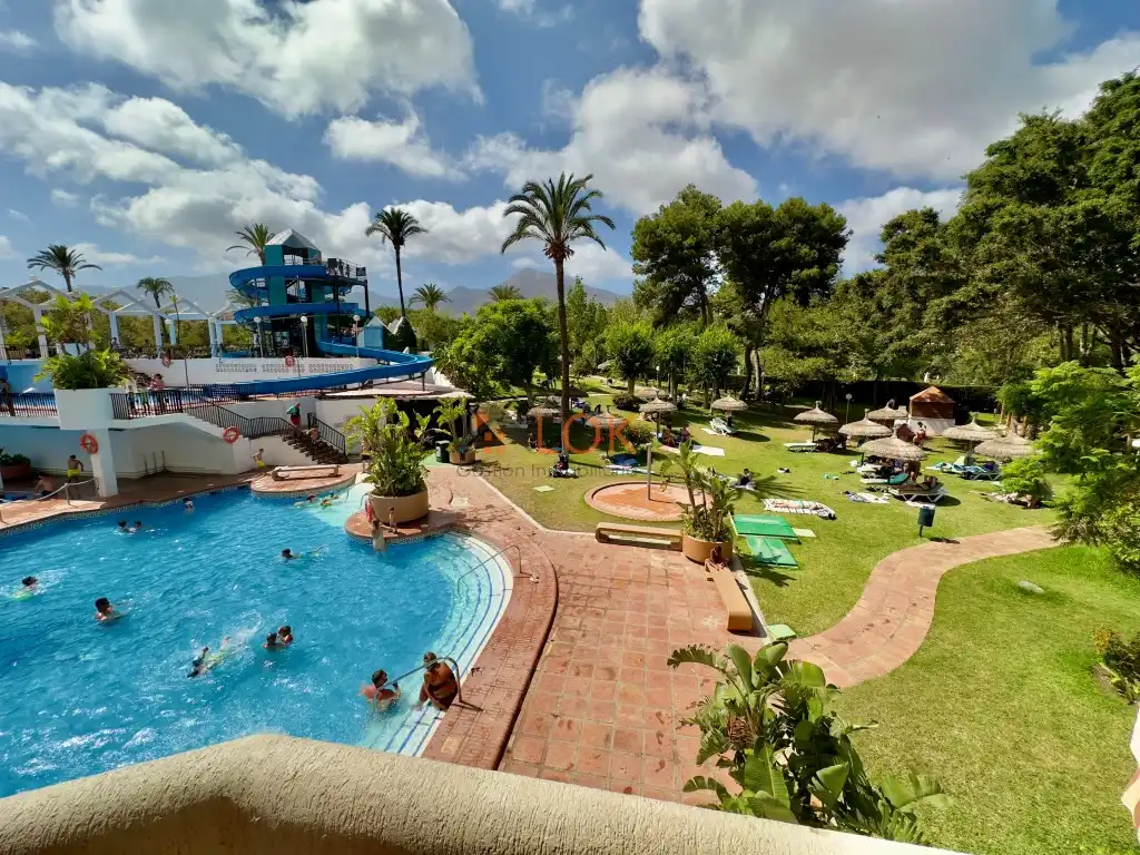 Swimming pool of Flat for sale in Benalmádena
