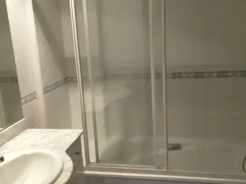 Baño de Piso de alquiler en Vigo  con Parquet y Trastero