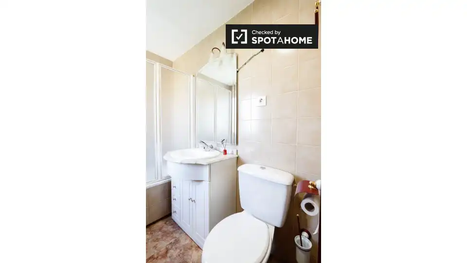 Baño de Piso de alquiler en Alcalá de Henares con Aire acondicionado, Calefacción y Amueblado
