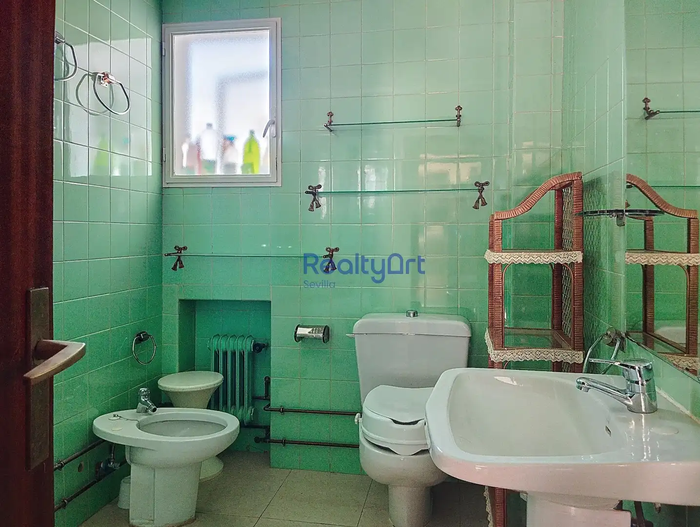 Bathroom of Flat for sale in Sevilla  with Air Conditioner