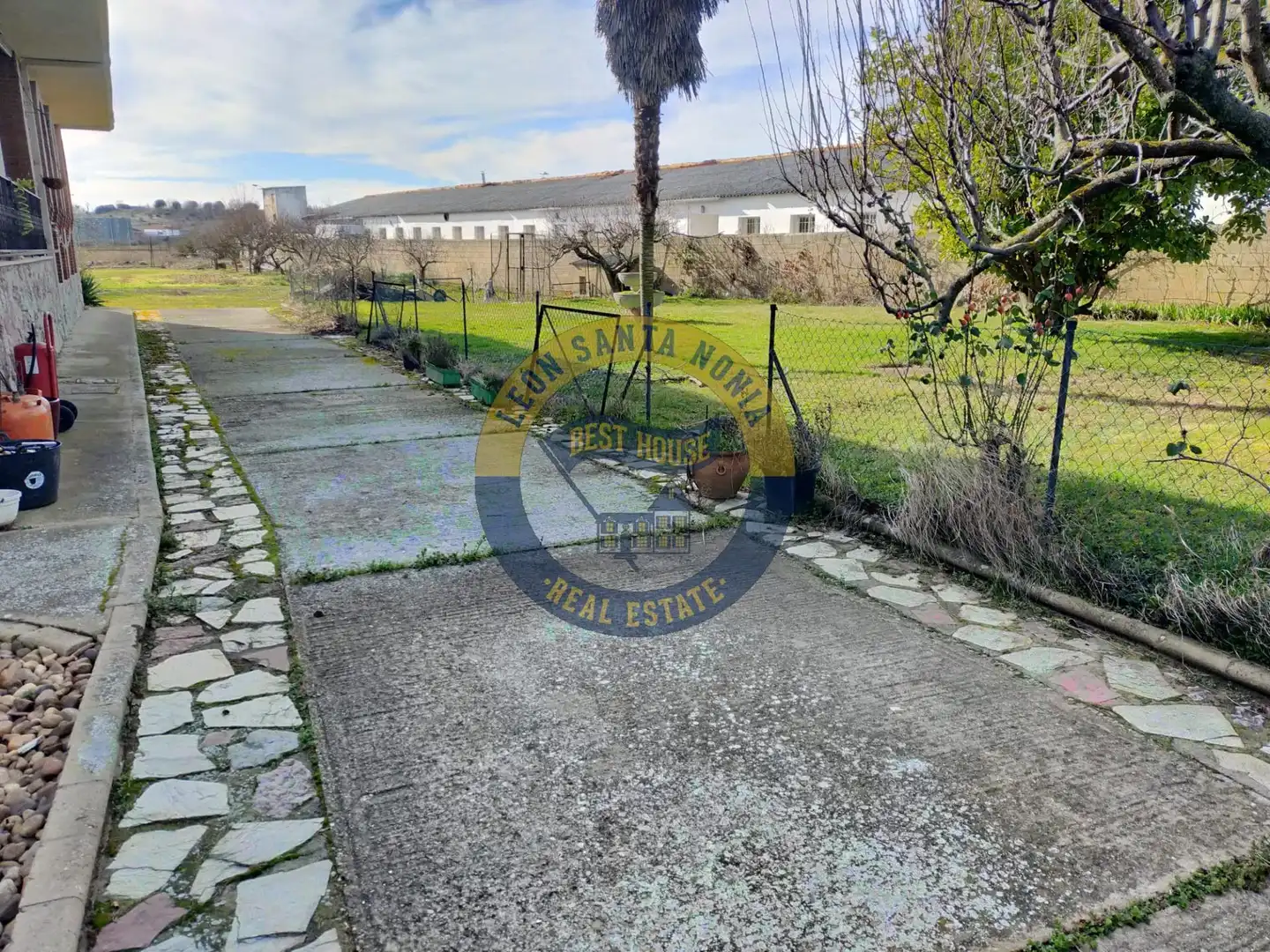 Vista exterior de Casa o xalet en venda en León Capital  amb Calefacció